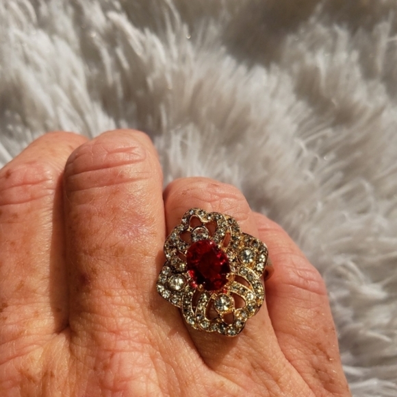 Exquisite 18k Gold Ruby Ring - Picture 10 of 12